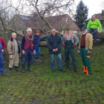 Die Räumtruppe vor dem Baum