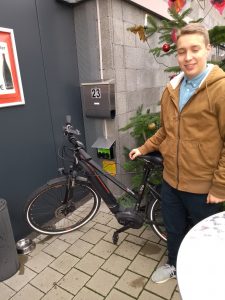 Fahrrad vor E-Bike-Ladestation