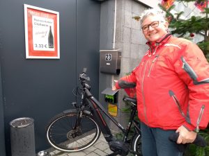 Fahrrad vor E-Bike-Ladestation