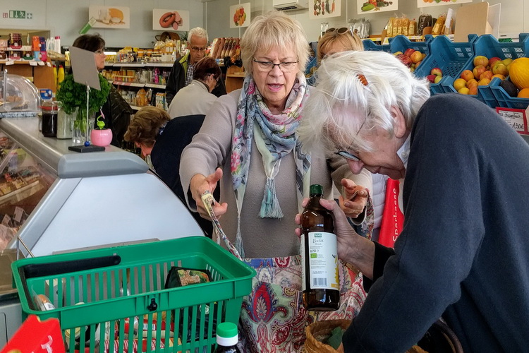 Leute an der Ladenkasse beim Einpacken